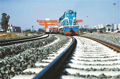 新年首發(fā)的“灣區(qū)號(hào)”中歐班列鳴笛駛出深圳平湖南國際物流樞紐 新年首發(fā)的“灣區(qū)號(hào)”中歐班列鳴笛駛出深圳平湖南國際物流樞紐