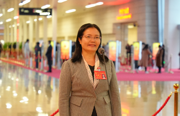 省人大代表、肇慶中學(xué)黨委書記陳淑玲：構(gòu)建“家校社醫(yī)” 青少年心理支持網(wǎng)絡(luò)